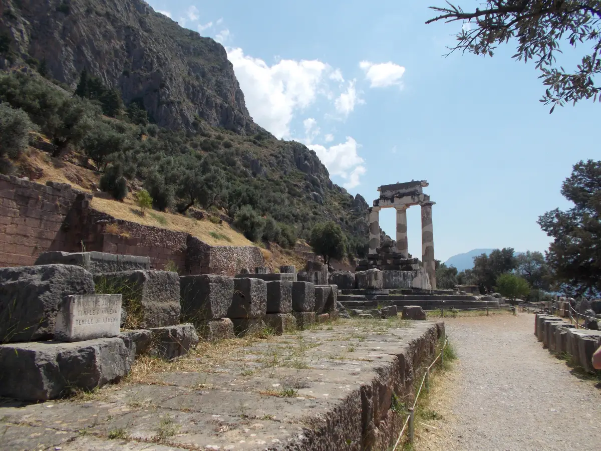 Delphi travel guide: see the sanctuary before the coaches