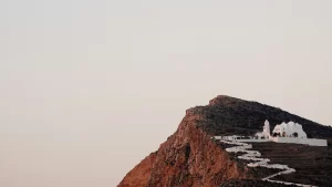 כנסיית פנאגיה מעל החורה של פולגנדרוס בין הערביים, הקפלה המסוידת עומדת על הגבעה מעל העיר כשהשביל המפותל מטפס אליה