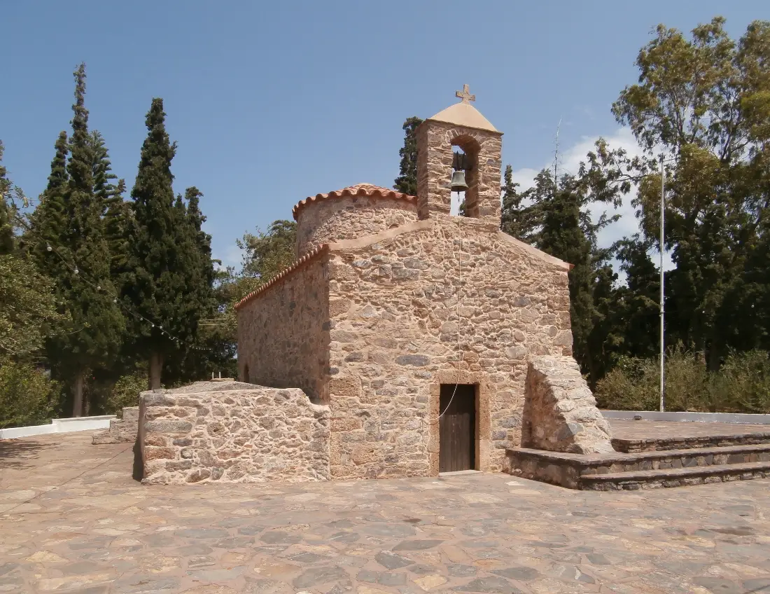 Agios Nikolaos: a harbour town wrapped around a lake