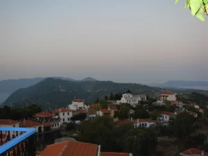 העיר העתיקה של אלוניסוס על הרכס שלה, גגות רעפים על רקע אופק ים מעורפל