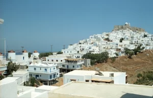 החורה הלבנה של אסטפליה מטפסת אל המבצר שלה על הרכס