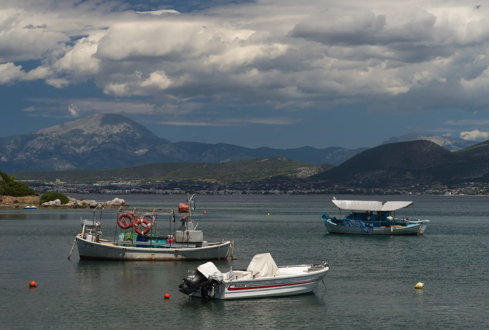 Chalkida: a tidal current that turns round, several times a day