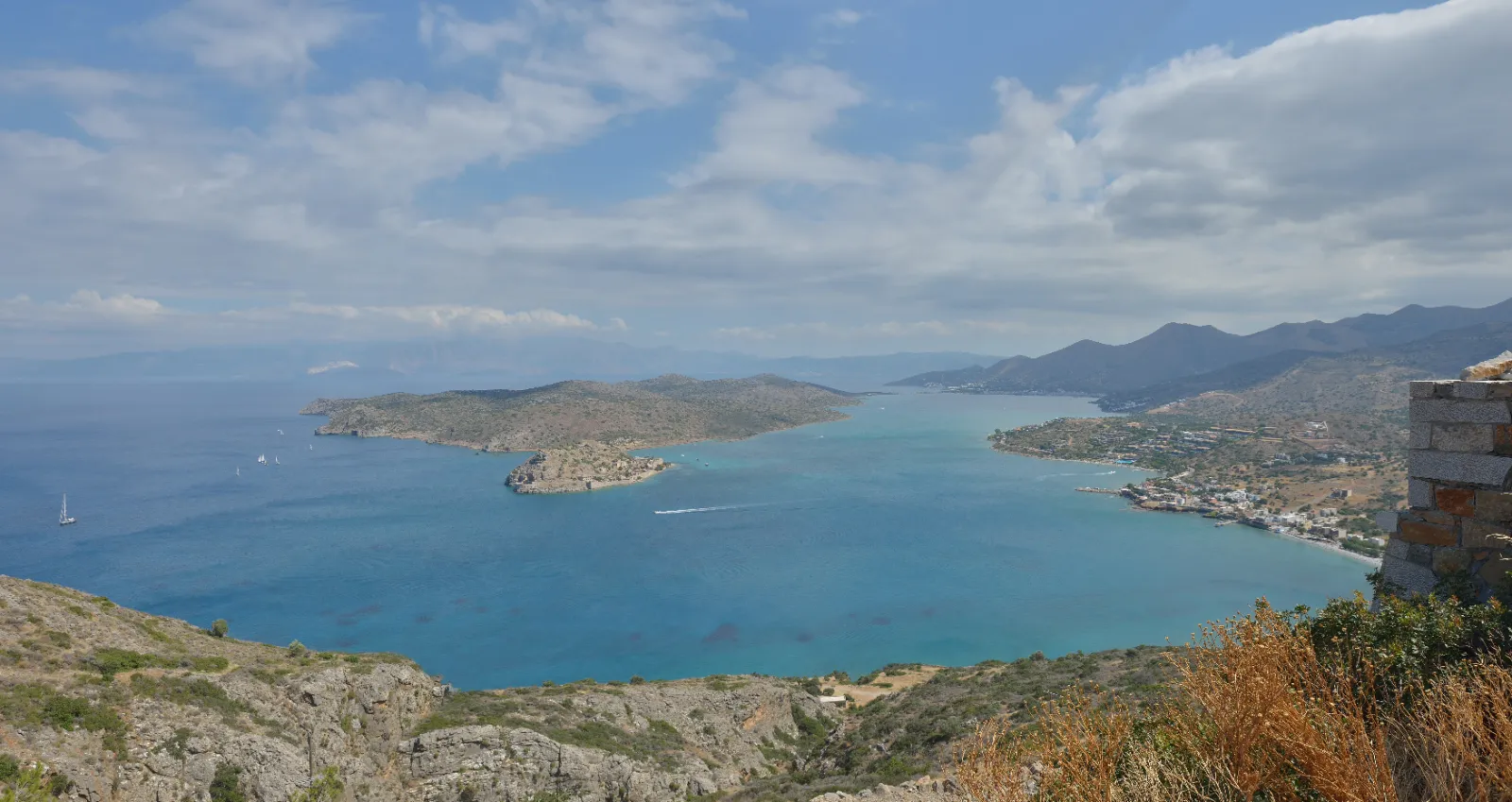 Elounda: the expensive bay, and what is under the water
