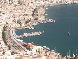 נמל פותיה בקלימנוס ממבט מלמעלה, סירות לאורך הרציף והעיירה שמתנשאת מאחור