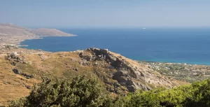קו החוף ממזרח לקריסטוס, כפי יבשה מכוסי סבך שיורדים אל ים כחול עמוק