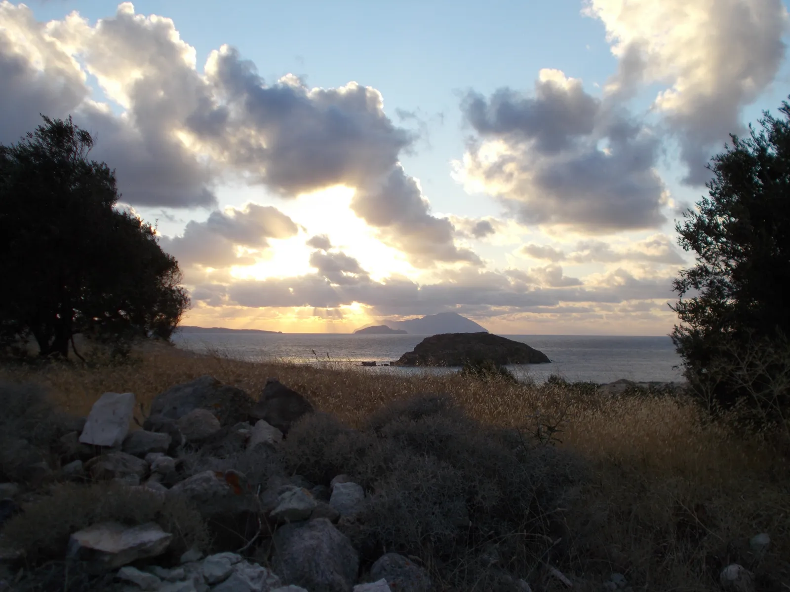 Kimolos: ten minutes from Milos, and a different decade