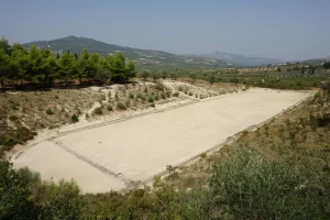 האצטדיון העתיק בנמאה, מסלול הריצה שלו חצוב במדרון הגבעה
