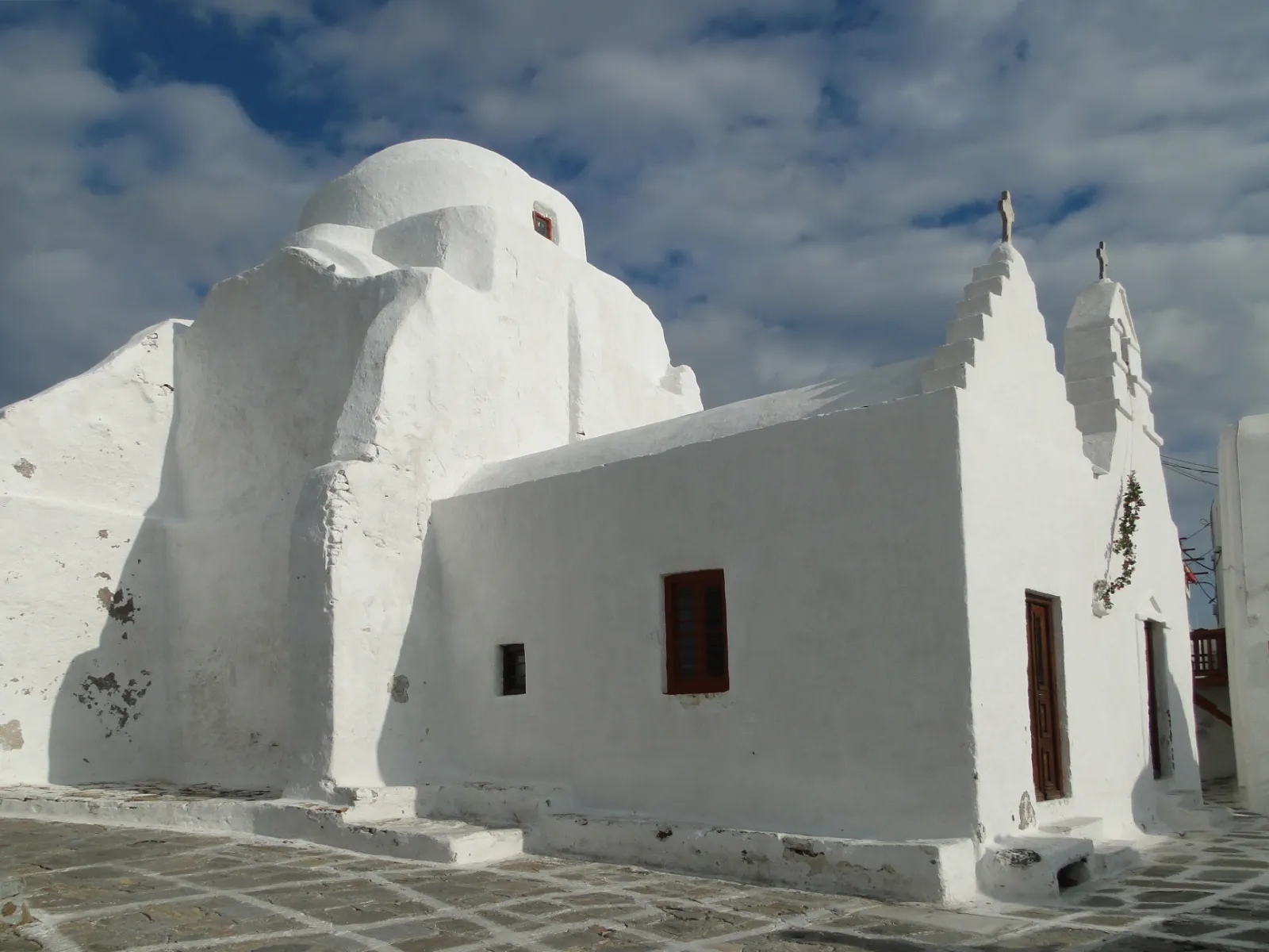 Paraportiani: five chapels that grew into one building