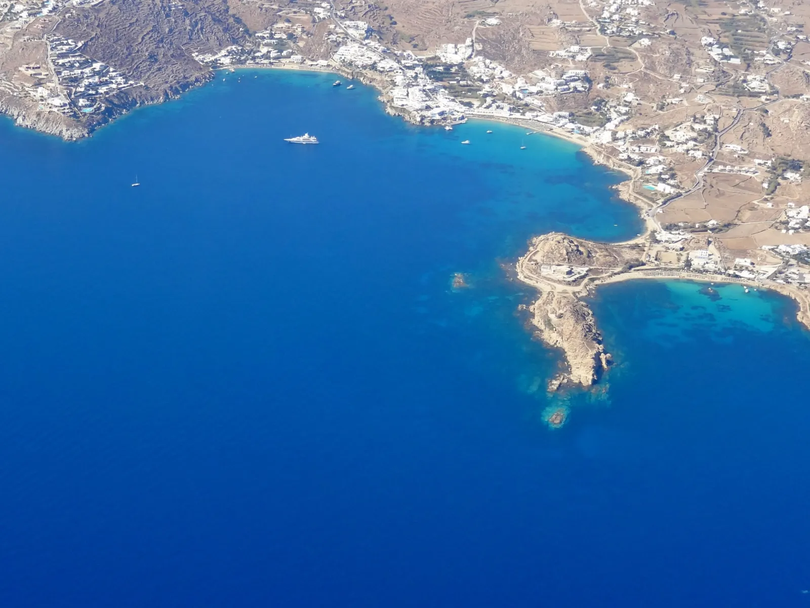 Platis Gialos: the beach that doubles as a transport hub