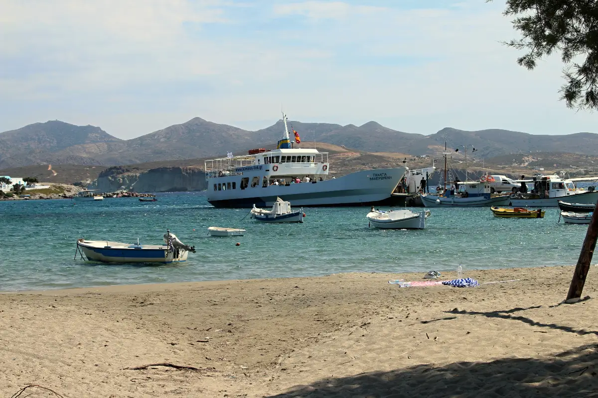 Pollonia: fish tavernas, a small bay, and the boat to Kimolos