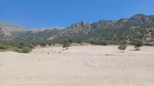 חוף פאכיה אמוס בסמותראקי, מפרץ חלוקים רחב ובהיר מתחת להרים חשופים