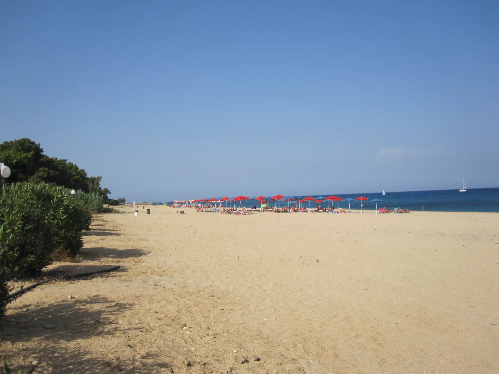 The beach at Skala on Kefalonia, umbrellas along a broad sand strip