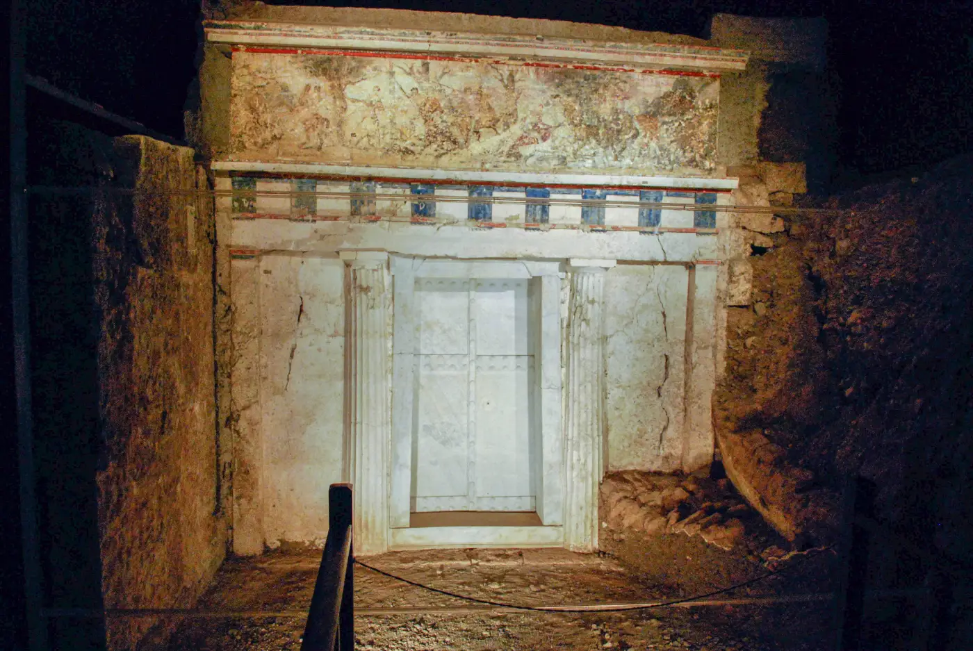 Vergina: a royal tomb that grave robbers never found