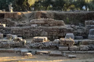 מדרגות האבן החפורות של התיאטרון העתיק בספרטה, ועצי זית על המדרון שמעליו